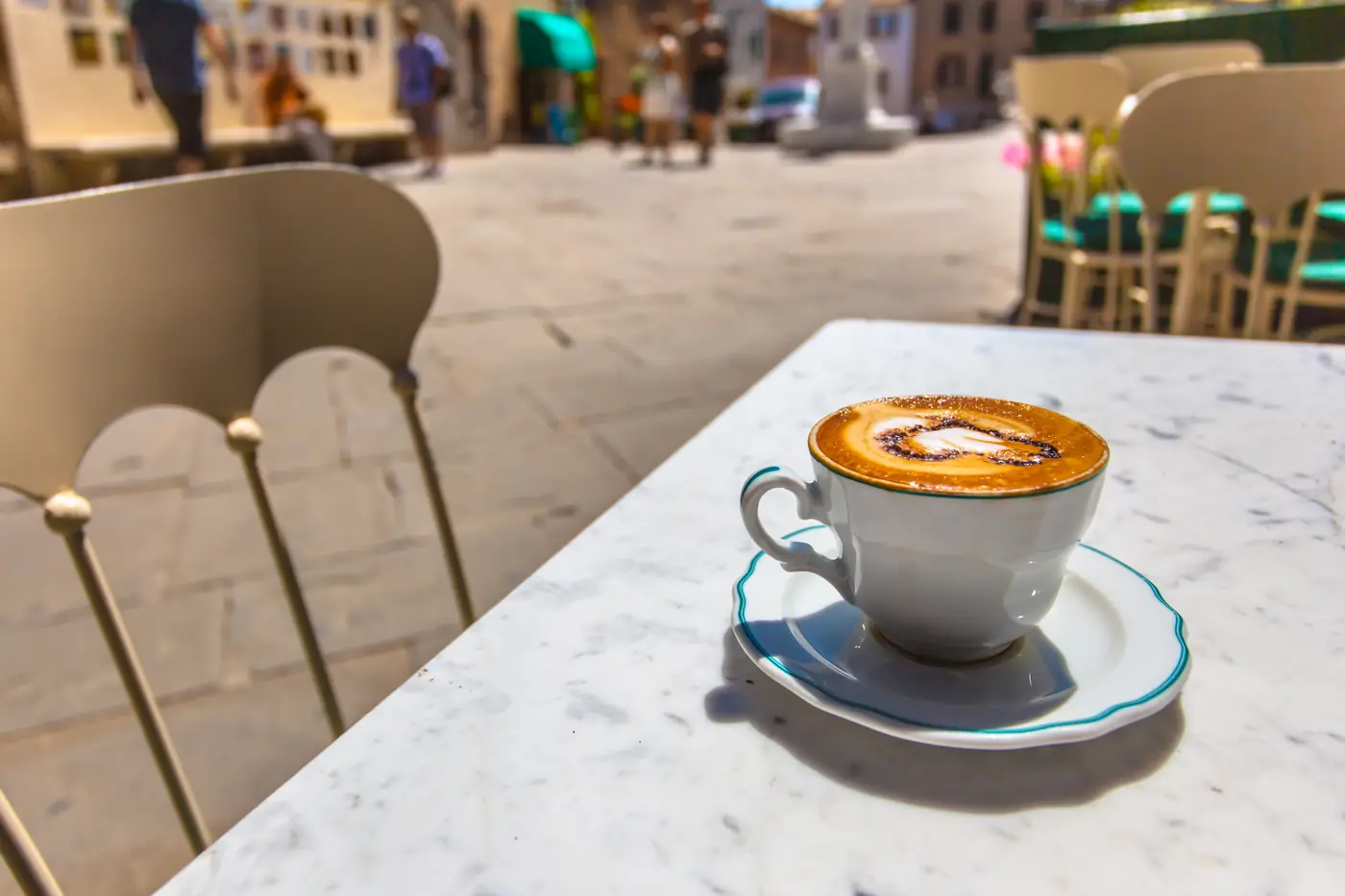 In Ruhe vorbereiten — Kaffee und Smartphone