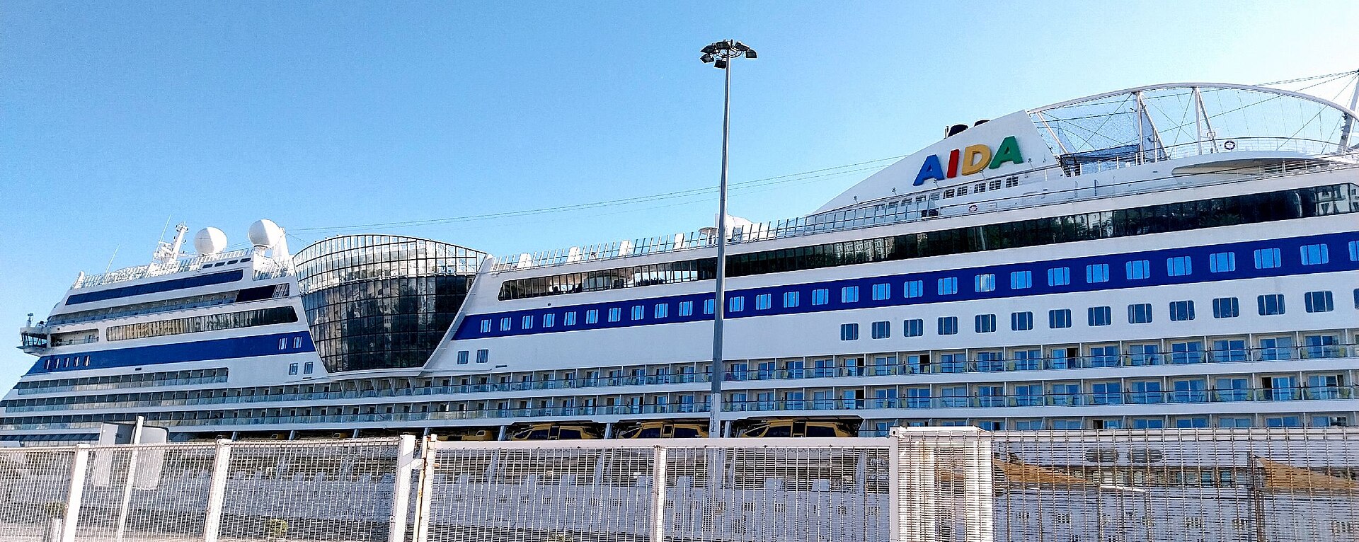 Kreuzfahrtschiff am Pier von Cádiz