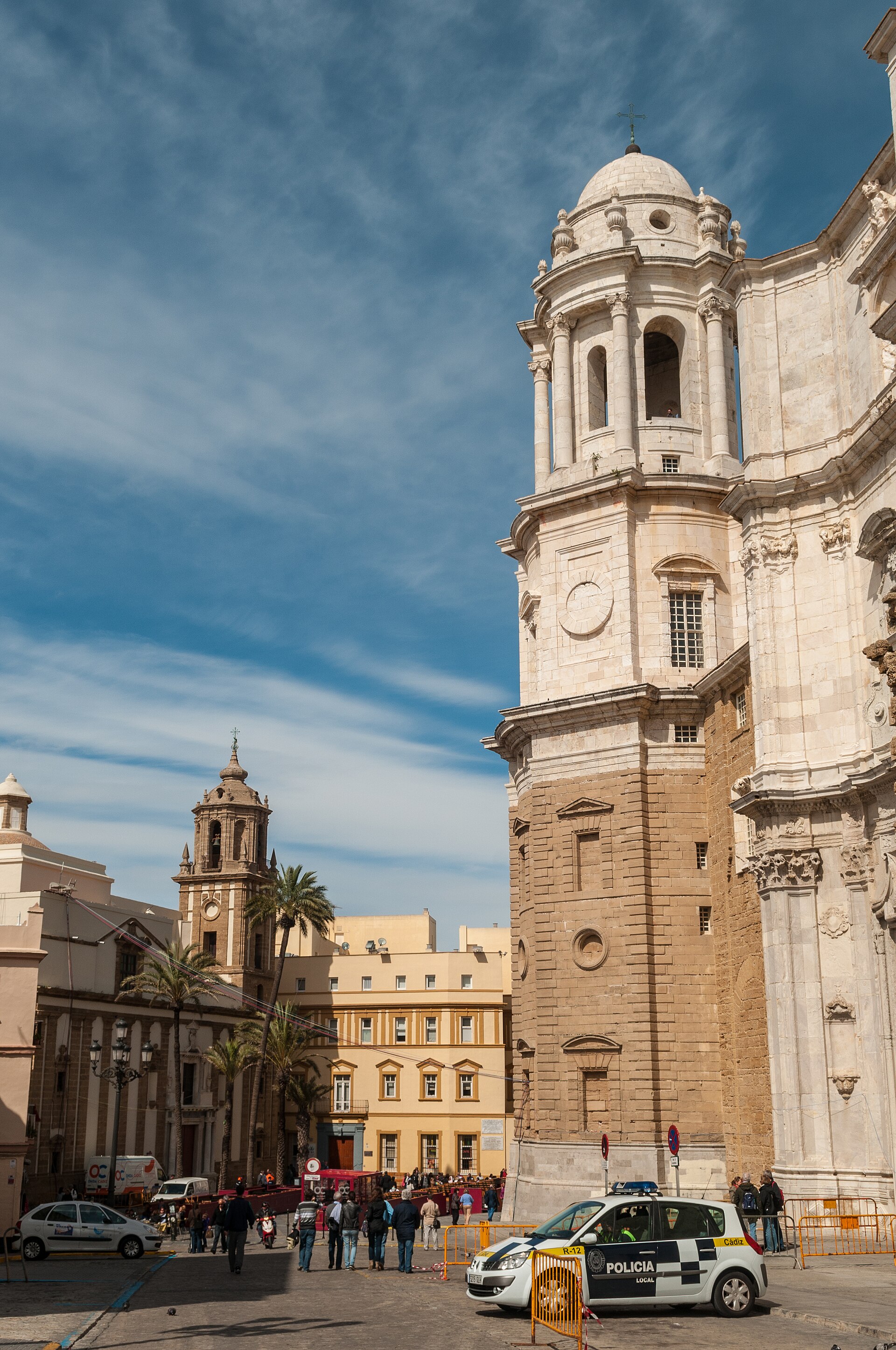 Plaza vor der Cádiz-Kathedrale mit Turm