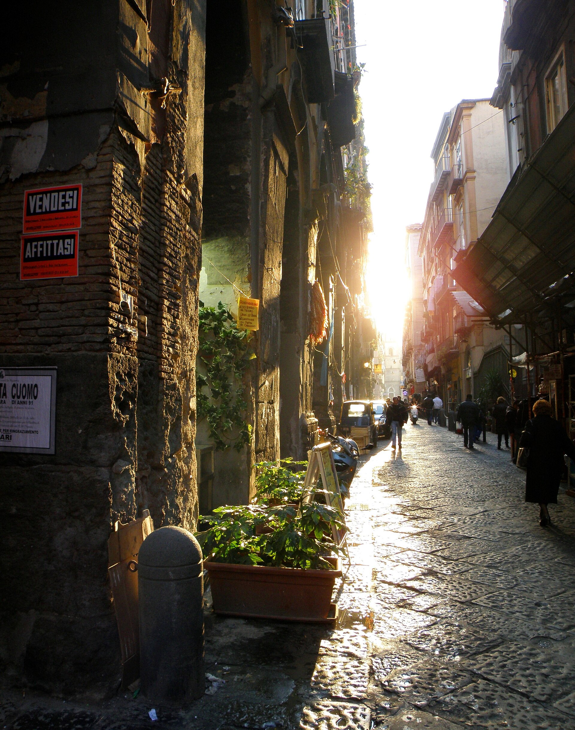 Spaccanapoli – enge Gasse im historischen Zentrum von Neapel