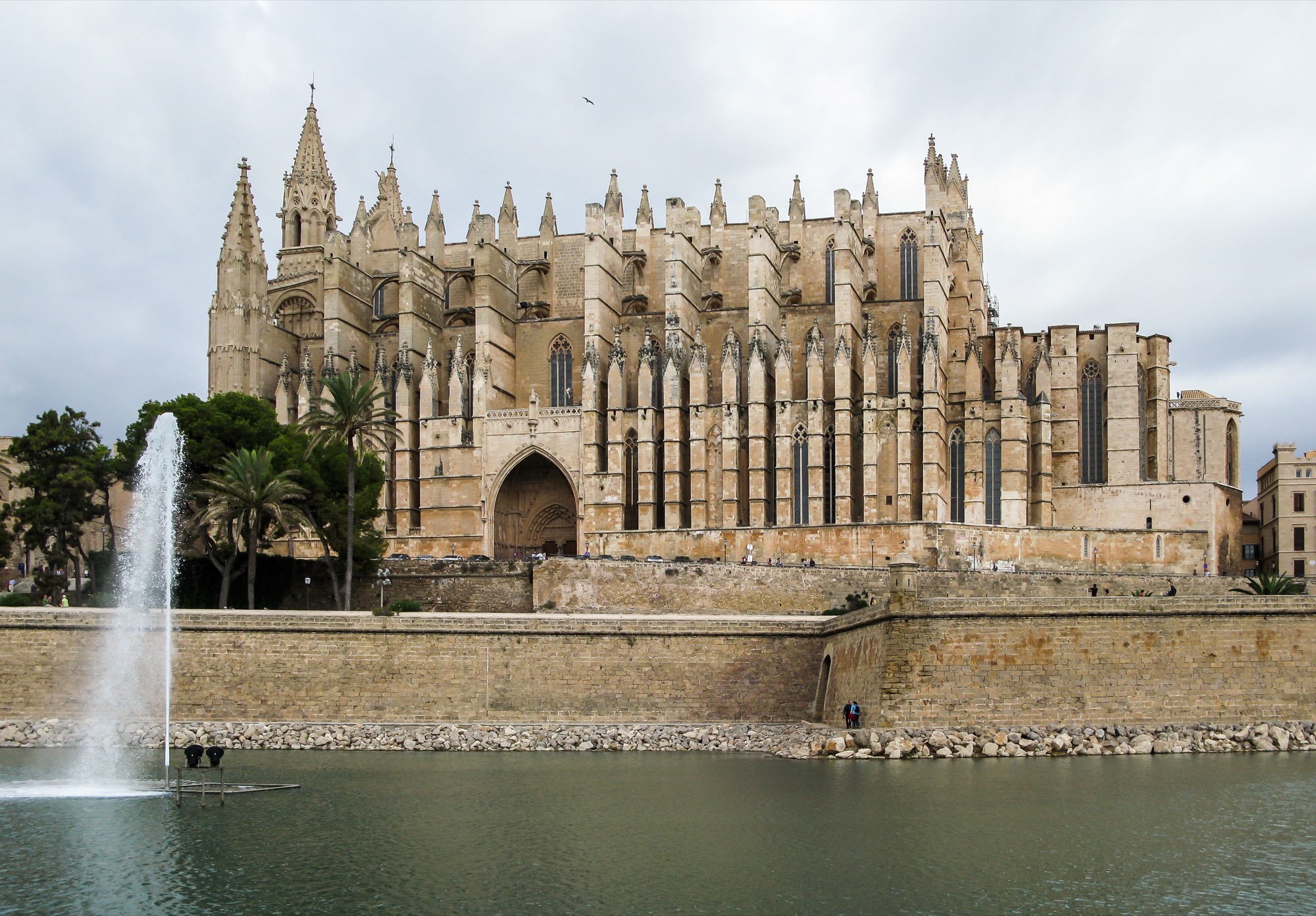 Kathedrale La Seu in Palma de Mallorca vom Parc de la Mar aus