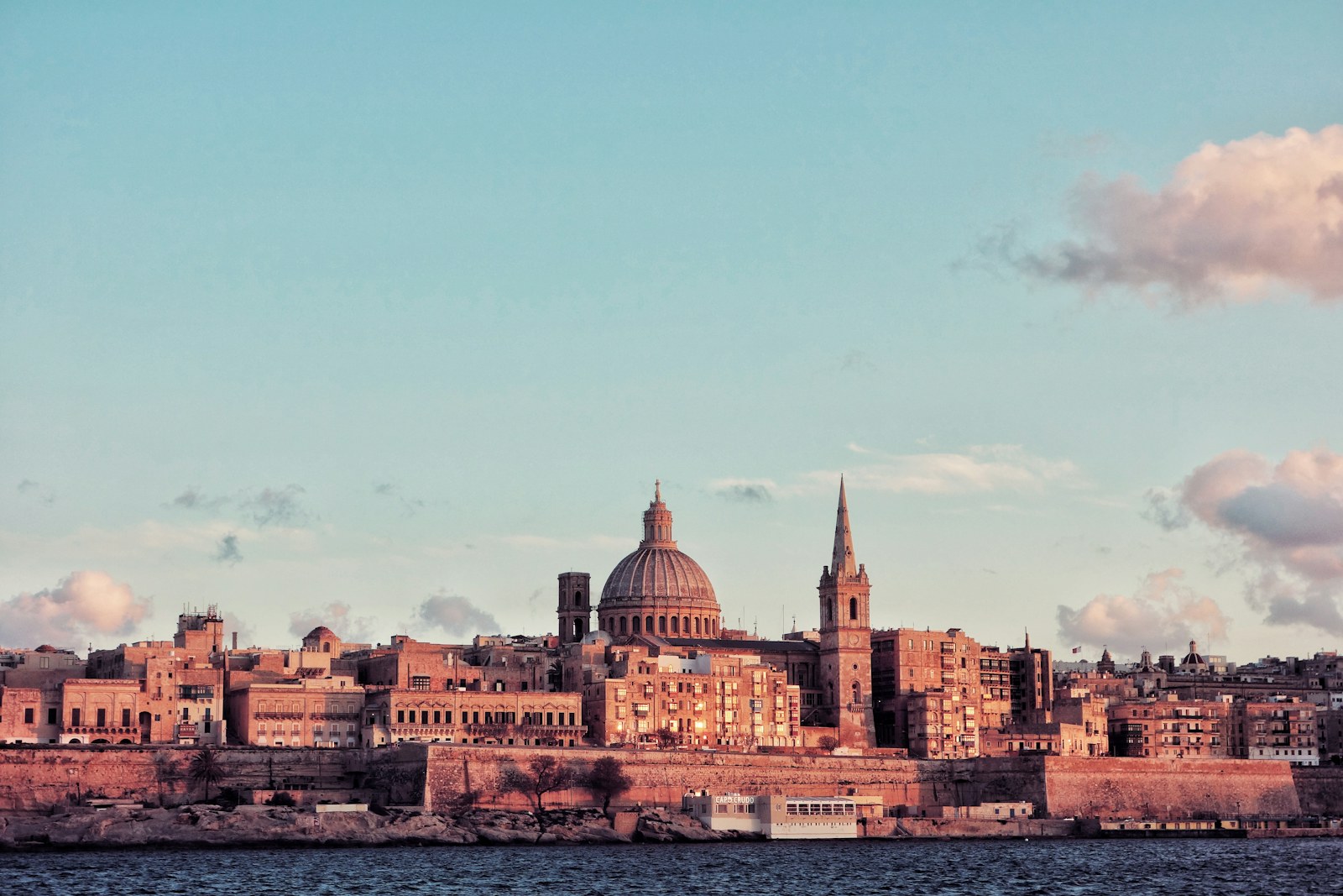 Skyline mit Kathedrale und Kuppel