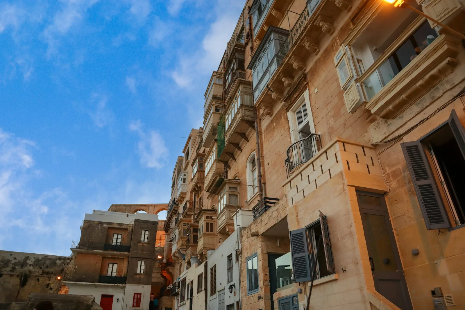 Typische Balkone und Gassen in Valletta bei Sonnenschein