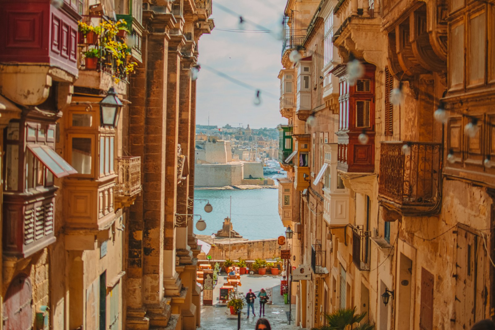 Gasse in Valletta mit Blick auf den Grand Harbour